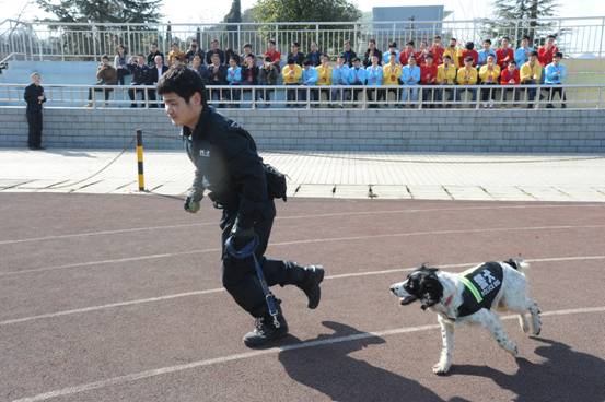 贵州：民众进警营感受公安生活