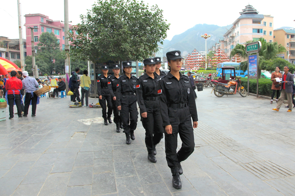 女巡警首次亮相贵州漂城施秉