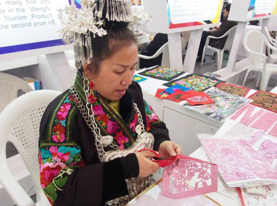 “贵州名匠”杨再美和她的英文版刺绣教材