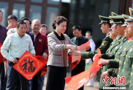 海南书法家挥毫泼墨送“福”迎新年