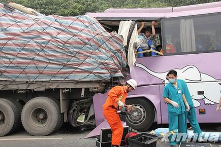 京珠高速河南新郑段发生车祸造成2死4伤