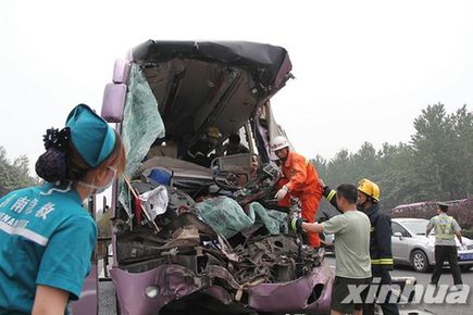 京珠高速河南新郑段发生车祸造成2死4伤