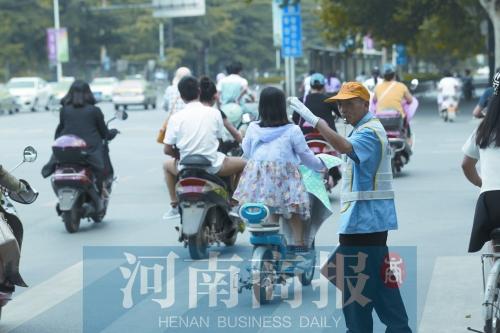 河南省高温补贴每天10元 环卫工大妈称没听说过