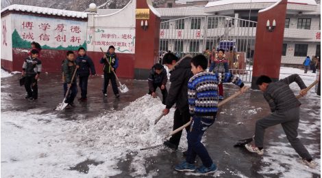 热火朝天扫积雪，齐心协力搞安全——台头小学清扫积雪