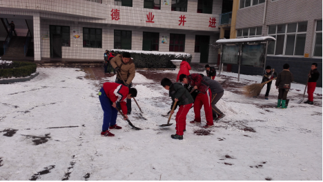 热火朝天扫积雪，齐心协力搞安全——台头小学清扫积雪