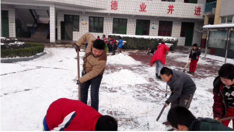 热火朝天扫积雪，齐心协力搞安全——台头小学清扫积雪