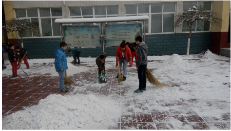 热火朝天扫积雪，齐心协力搞安全——台头小学清扫积雪