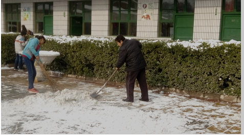 热火朝天扫积雪，齐心协力搞安全——台头小学清扫积雪