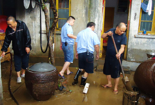 河南固始县突降暴雨 护矿队员全力救援