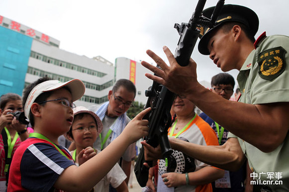 深圳边防武警军事表演引香港市民赞叹