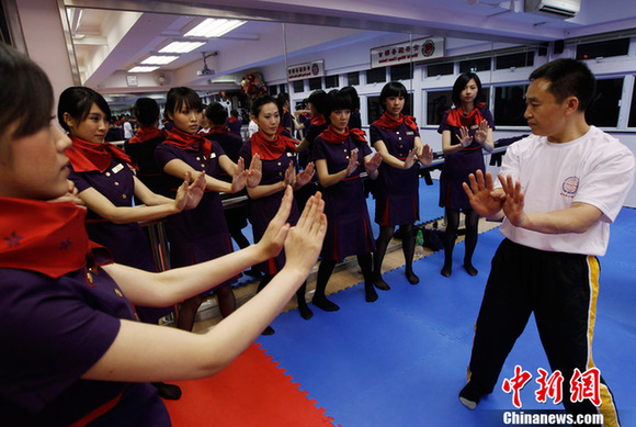 香港空姐大练咏春拳 一招一式有模有样