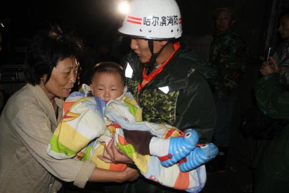 哈尔滨遭遇暴雨袭击 消防官兵营救近百名被困群众