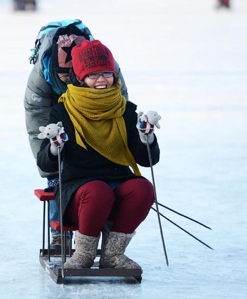 哈尔滨：数九寒天戏冰雪