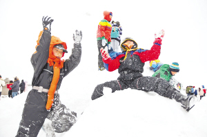 哈尔滨：罕见大雪吊足游客胃口 滑雪进入预订旺季