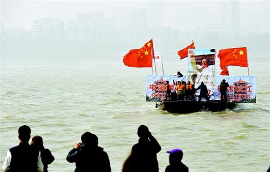 武汉举行纪念毛泽东诞辰120周年冬泳活动