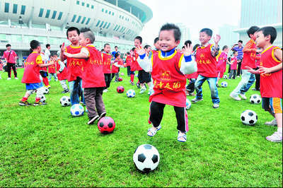 幼儿足球赛在贺龙体育中心附场开幕