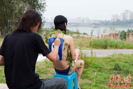 艺术家画人体彩绘呼吁保护湘江引发争议