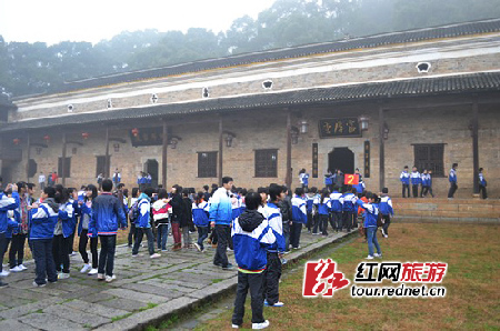 春游潇湘 数千名学生在娄底曾国藩故里参观学习
