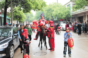 浏阳市传统婚礼骑马抬轿迎亲乐翻一街人