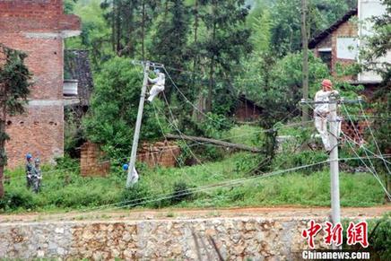 涟源因龙卷风造成停电主干线路恢复供电