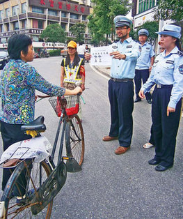 After month's stay, US visitor can add chengguan to resume in Zhuzhou, Hunan province