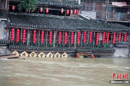 暴雨突袭湘西凤凰古城 临河酒吧客栈停业