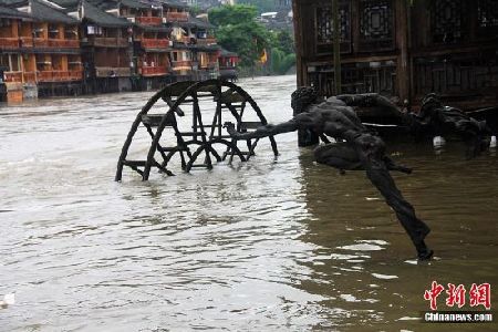 暴雨突袭湘西凤凰古城 临河酒吧客栈停业