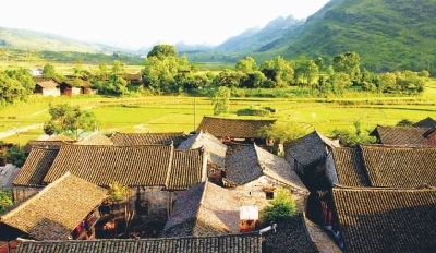 城步清溪村：青山恋古宅，绿水村中流