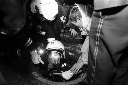 The woman who fell in manhole is still missing in Changsha, Hunan province