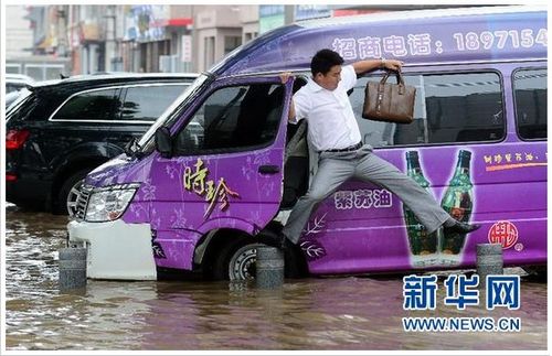 武汉城区遭遇50年一遇降雨