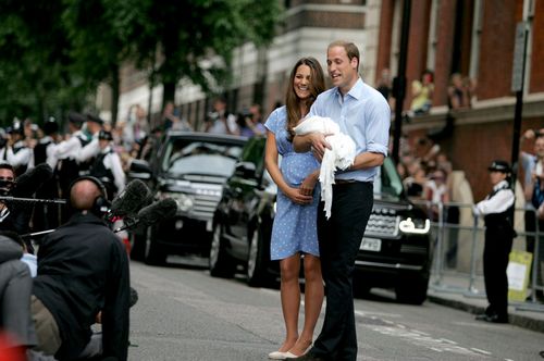 凯特王妃与威廉王子携新生儿亮相