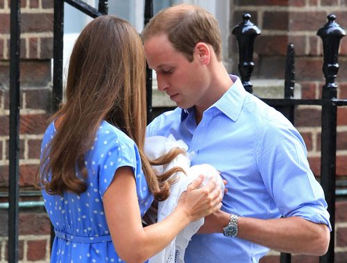 凯特王妃与威廉王子携新生儿亮相