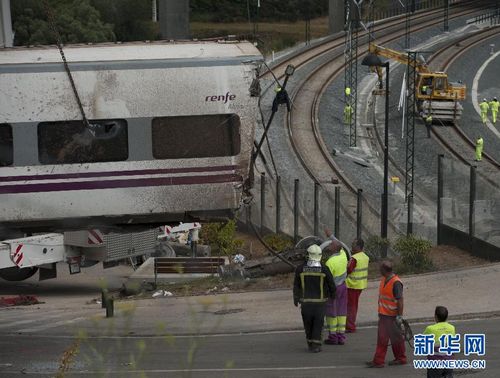 西班牙火车脱轨事故已80人死亡