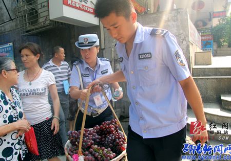 六旬水果摊贩意外摔伤 市民城管出手相助