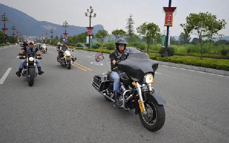 Roar and thrill of Harley music motorcycle riders in Zhangjiajie, C China’s Hunan Province