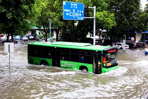 台风致宁波市区内涝严重