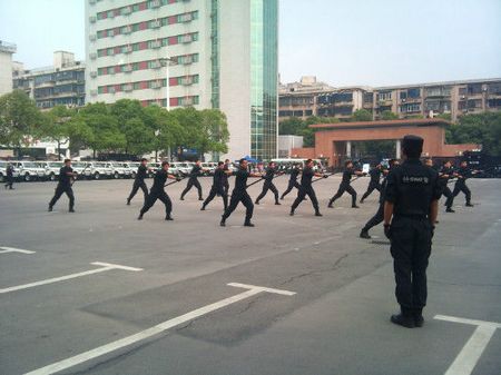 长沙特警揭开神秘面纱 与市民近距离接触(图）