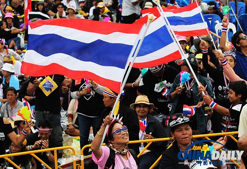 阿披实现身泰国反政府集会