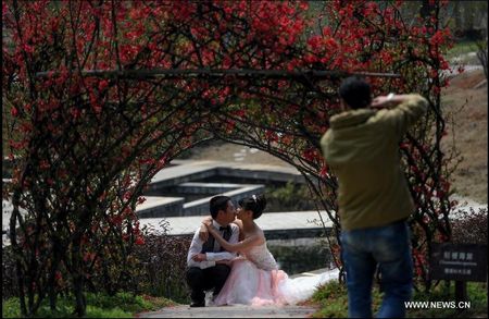 Tourists enjoy blossoming flowers in China's Changsha