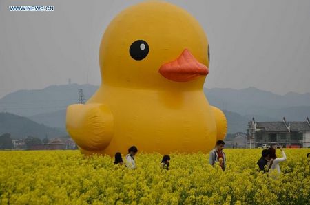 Tourists visit giant rubber duck in Chenzhou, C China