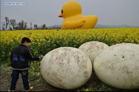 Tourists visit giant rubber duck in Chenzhou, C China