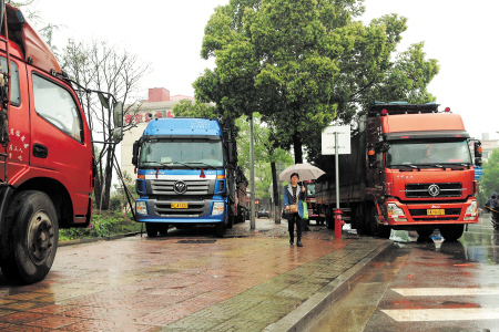 “霸道”大货车挤占公交站台