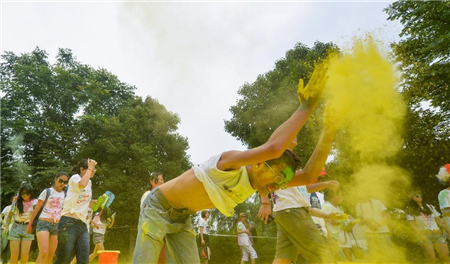 Spotlights of color run in Changsha