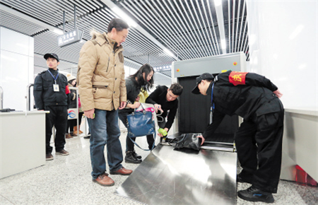 Metro stations introduce X-ray security scanners in Changsha