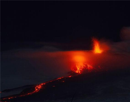 意大利火山喷发涌熔浆