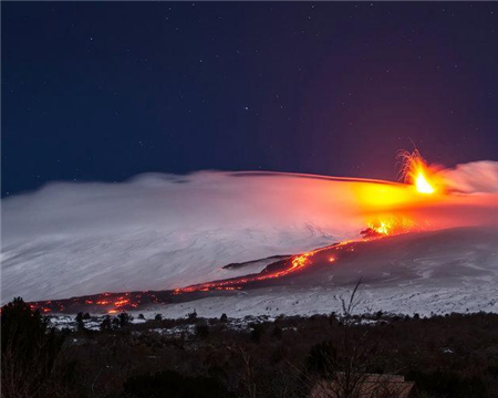 意大利火山喷发涌熔浆