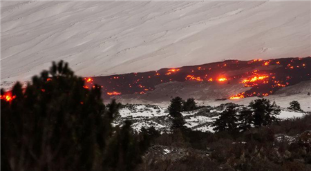 意大利火山喷发涌熔浆