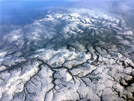 英国雪后乳白天空奇观