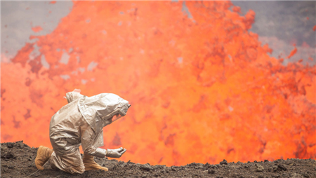 探险者拍火山岩浆