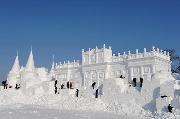 吉林长春：壮观雪雕扮靓冬日美景